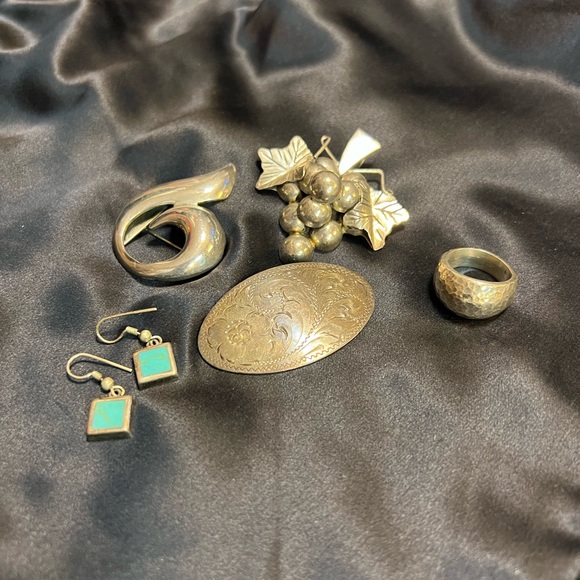 Vintage 925 Silver 3 Brooches 1 Ring 1 pair Earrings - Picture 1 of 3